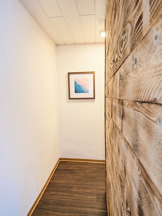 Flur mit Holzwand und gerahmtem Bild