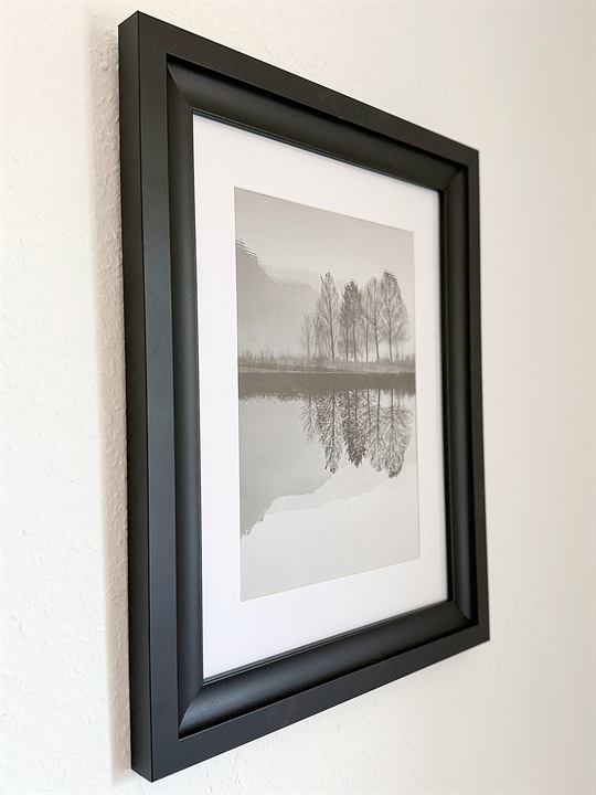 Gerahmte Schwarzweißfotografie an der Wand