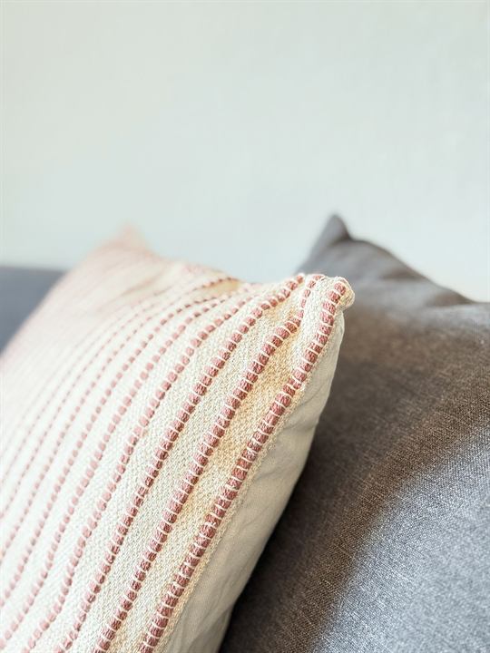Gestreiftes Kissen auf dem Sofa