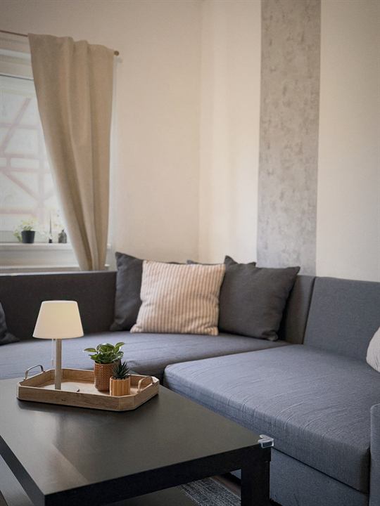Wohnzimmer mit Sofa und Couchtisch
