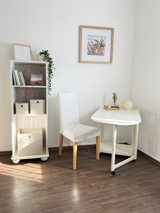 Sitzecke mit Regal und Klapptisch