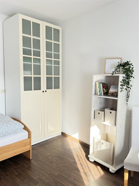 Weißer Schrank und Regal im Schlafzimmer