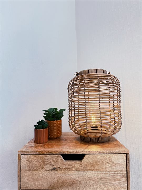 Beistelltisch mit Rattanlaterne