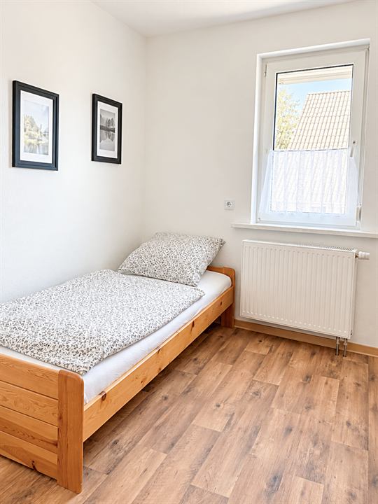 Einzelbett im hellen Zimmer