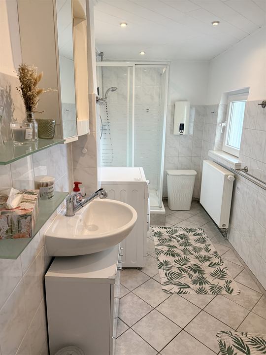 Bad mit Dusche und Waschbecken