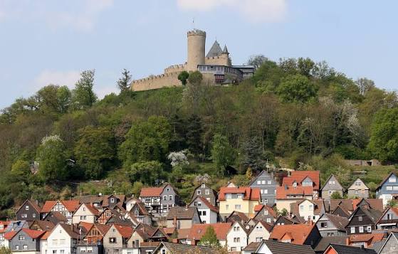 Blick auf Biedenkopf mit dem Schloss auf dem Berg über den Dächern der Altstadt